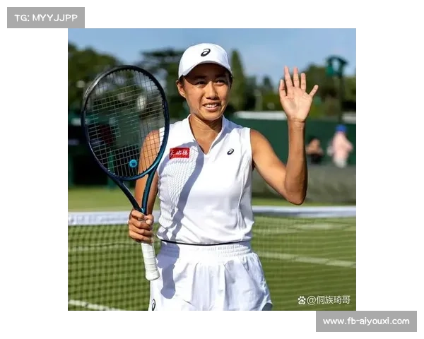 网球名将进校园活动开展，张帅指导青少年握拍技巧